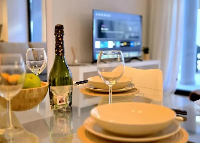 Apartment Samuel Luxury 2bedroom Apartment, Large Patio, Free Wifi And Private Parking By Namaste Elite