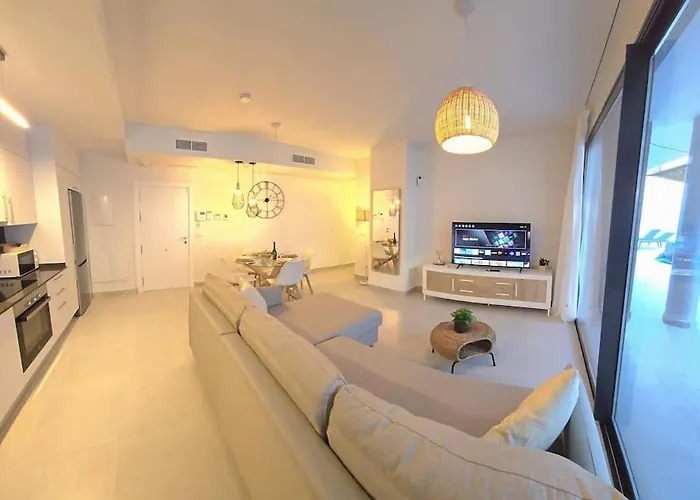 Samuel Luxury 2bedroom Apartment, Large Patio, Free Wifi And Private Parking By Namaste Elite Apartment *