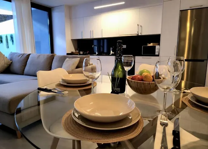 Apartment Samuel Luxury 2bedroom Apartment, Large Patio, Free Wifi And Private Parking By Namaste Elite