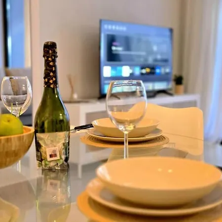 Lägenhet Samuel Luxury 2bedroom Apartment, Large Patio, Free Wifi And Private Parking By Namaste Elite