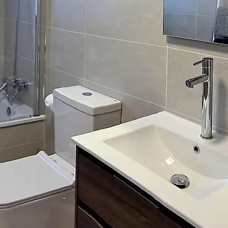 Samuel Luxury 2bedroom Apartment, Large Patio, Free Wifi And Private Parking By Namaste Elite *