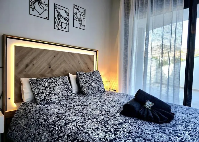 Samuel Luxury 2bedroom Apartment, Large Patio, Free Wifi And Private Parking By Namaste Elite Apartment *