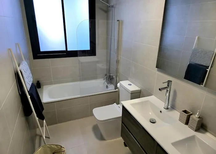 Samuel Luxury 2bedroom Apartment, Large Patio, Free Wifi And Private Parking By Namaste Elite