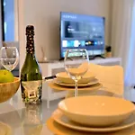 公寓 Samuel Luxury 2bedroom Apartment, Large Patio, Free Wifi And Private Parking By Namaste Elite