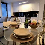 公寓 Samuel Luxury 2bedroom Apartment, Large Patio, Free Wifi And Private Parking By Namaste Elite