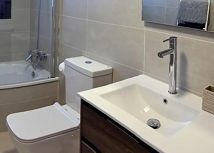 Samuel Luxury 2bedroom Apartment, Large Patio, Free Wifi And Private Parking By Namaste Elite *